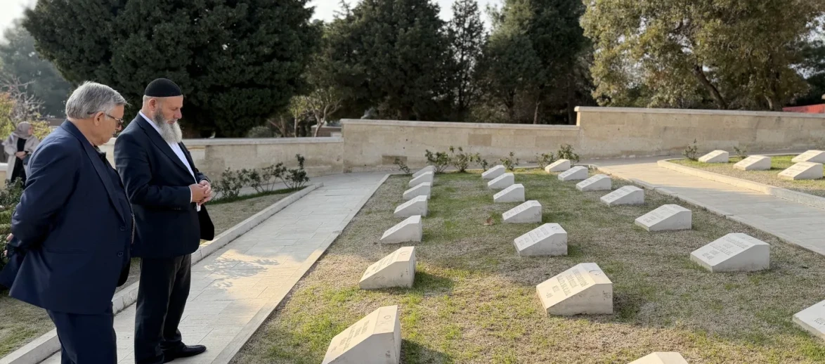 Erzurumlu şehit aileleri Çanakkale'deki 57. Alay Şehitliği'ni ziyaret ederek dualar okudu