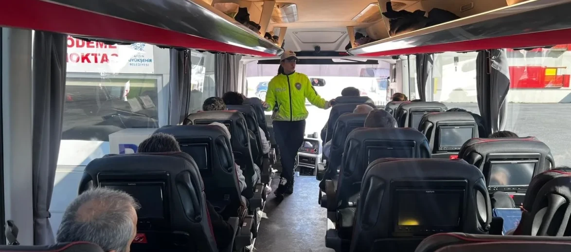 Aydın'da polis ekiplerince terminalde emniyet kemerinin önemi vurgulandı