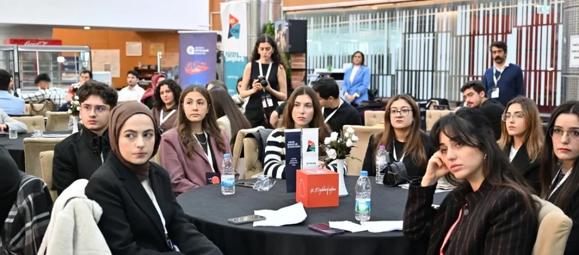 Antalya'da gençler yerel gençlik forumunda bir araya geldi