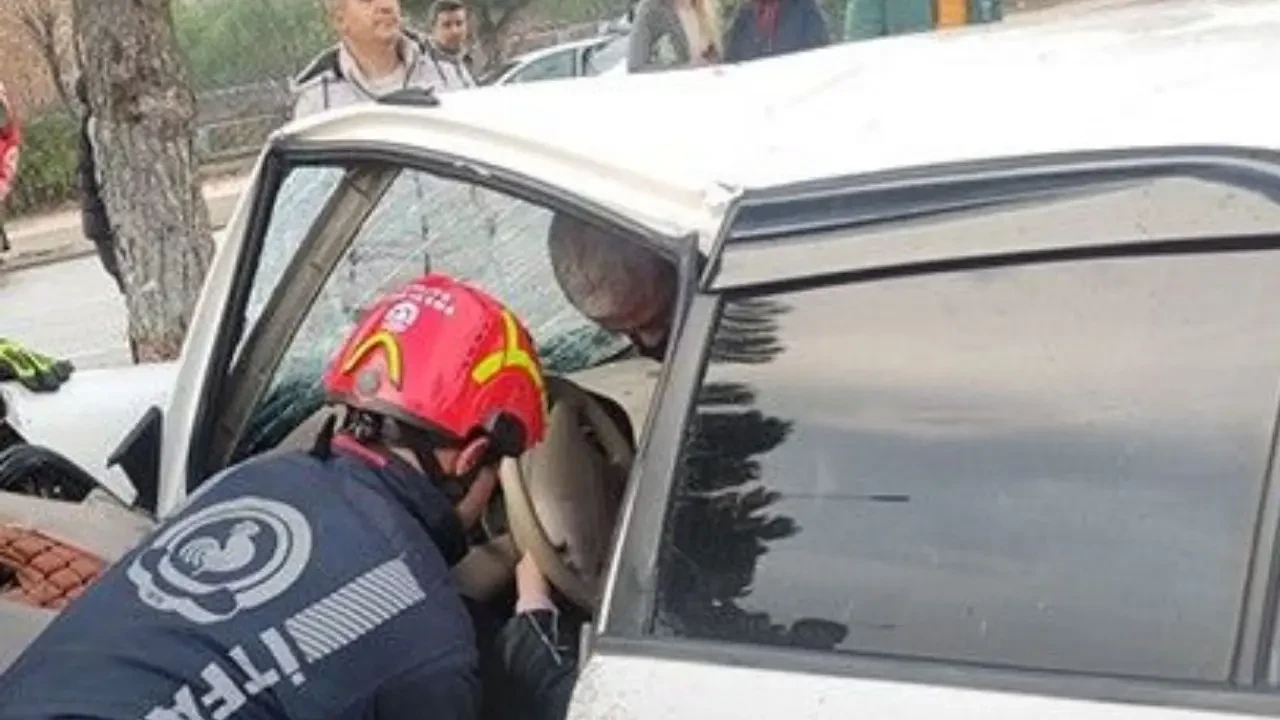 Denizli'de Üzücü Kaza! Ağaca Çarptı, Araçta Sıkıştı 1