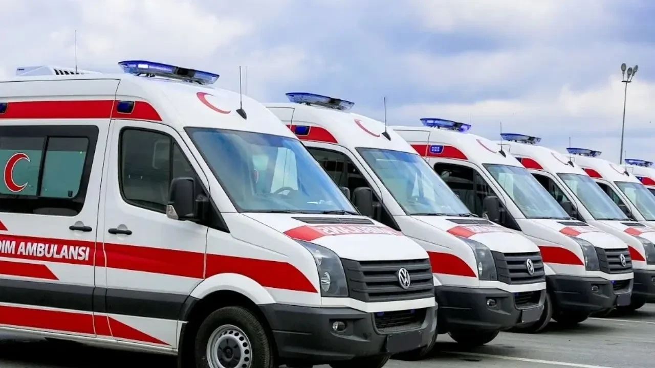 Denizli'de Üzücü Kaza! Ağaca Çarptı, Araçta Sıkıştı 3