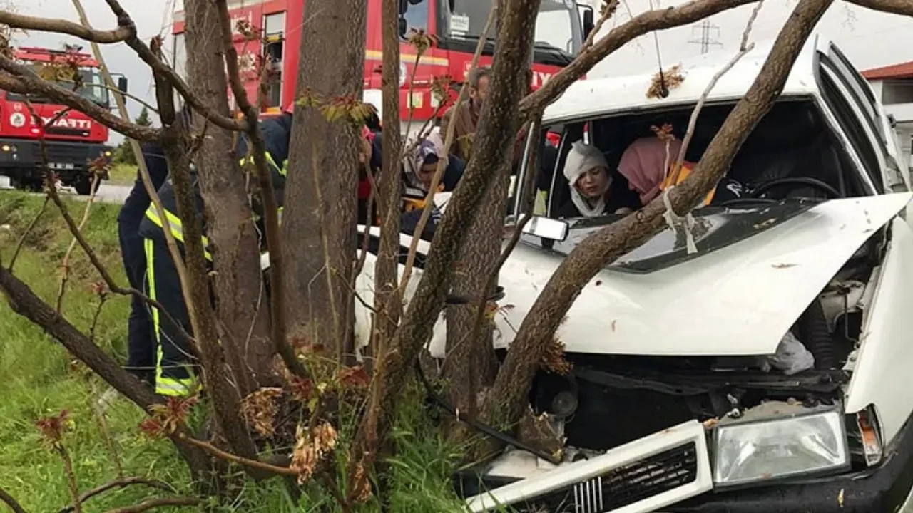 Denizli'de Üzücü Kaza! Ağaca Çarptı, Araçta Sıkıştı 4
