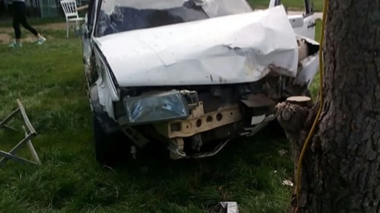 Denizli'de Üzücü Kaza! Ağaca Çarptı, Araçta Sıkıştı 5