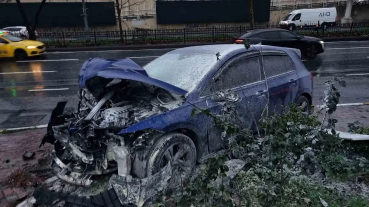 Şişli'de kontrolden çıkan araç kaza yaptı: Araçta yangın çıktı, 2 yaralı 1