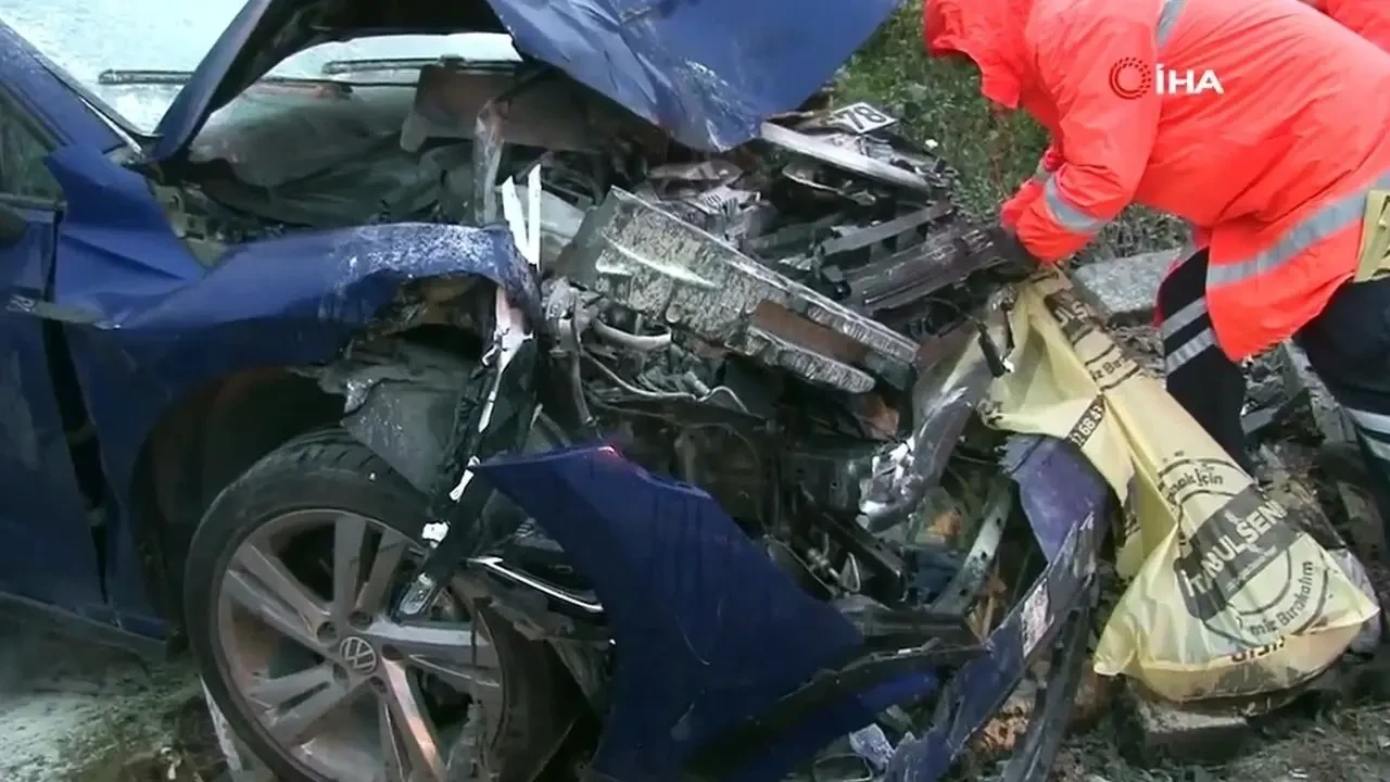 Şişli'de kontrolden çıkan araç kaza yaptı: Araçta yangın çıktı, 2 yaralı 3