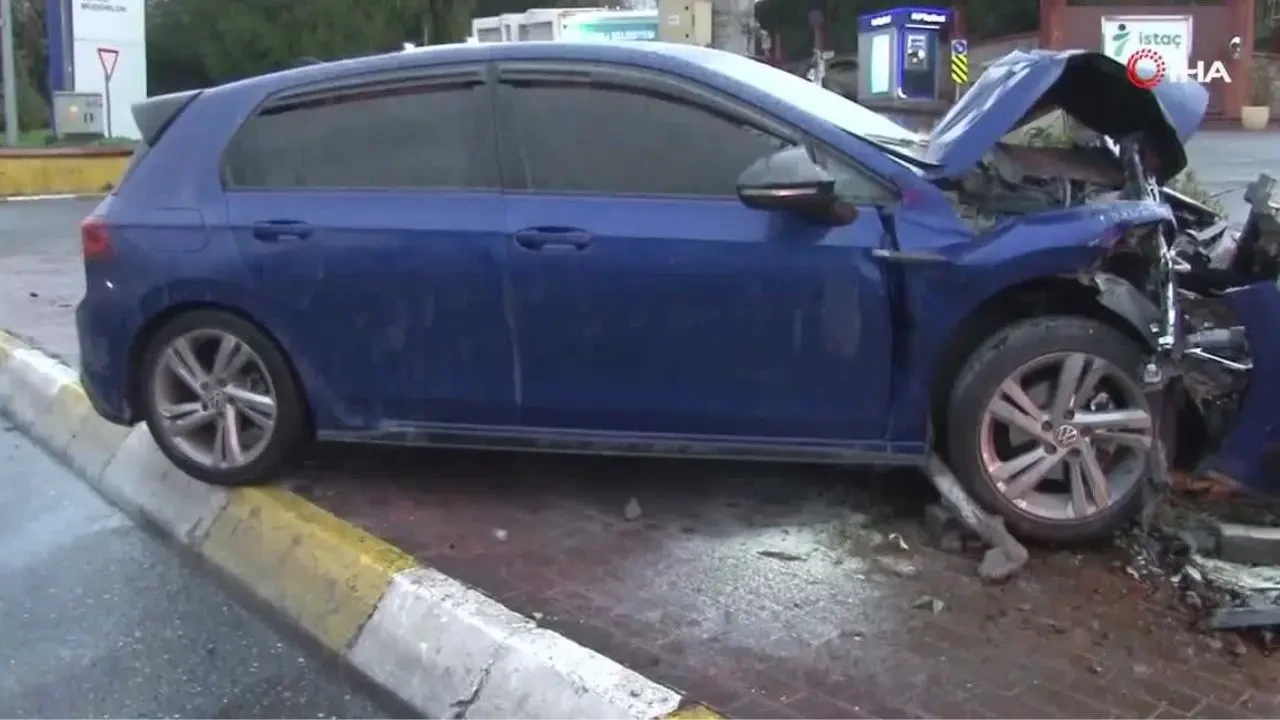 Şişli'de kontrolden çıkan araç kaza yaptı: Araçta yangın çıktı, 2 yaralı 4