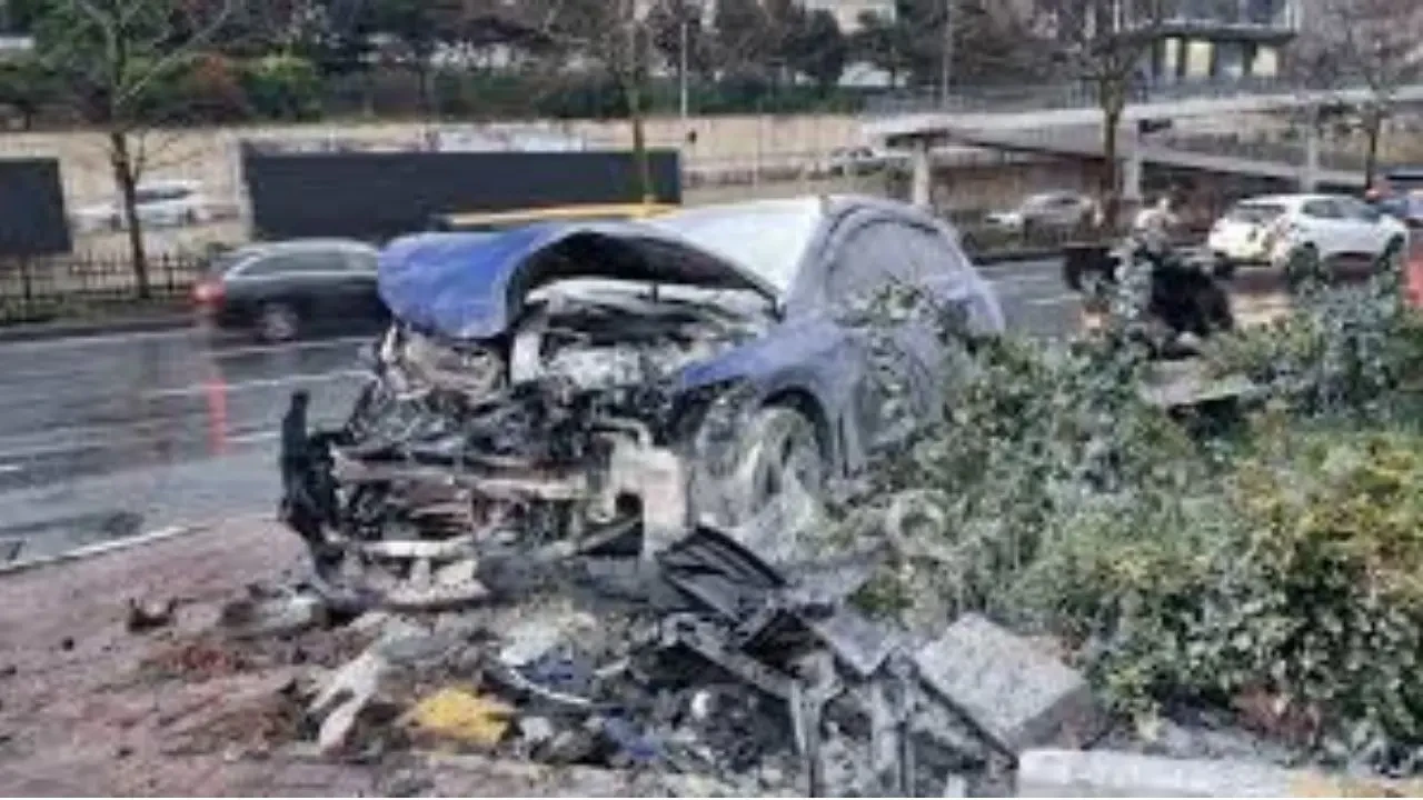 Şişli'de kontrolden çıkan araç kaza yaptı: Araçta yangın çıktı, 2 yaralı 5