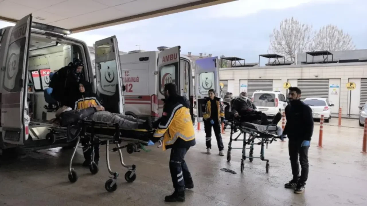 Bursa'da korkutan kaza: iki tomobil çarpıştı iki sürücü yaralandı 1