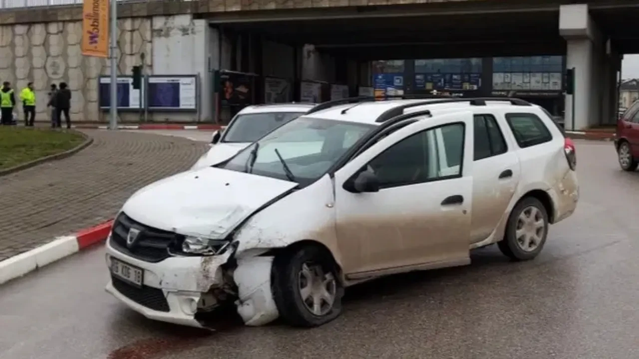 Bursa'da korkutan kaza: iki tomobil çarpıştı iki sürücü yaralandı 3