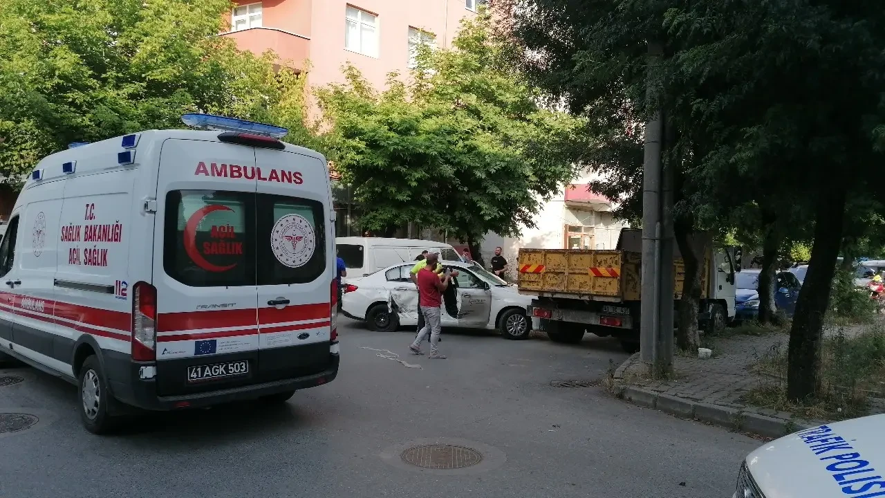 Bursa'da korkutan kaza: iki tomobil çarpıştı iki sürücü yaralandı 5