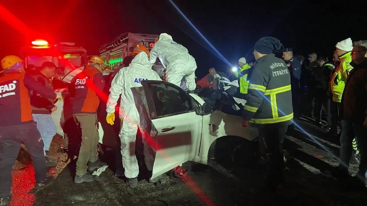 Niğde'de feci trafik kazası: 2 ölü, 1 ağır yaralı 4