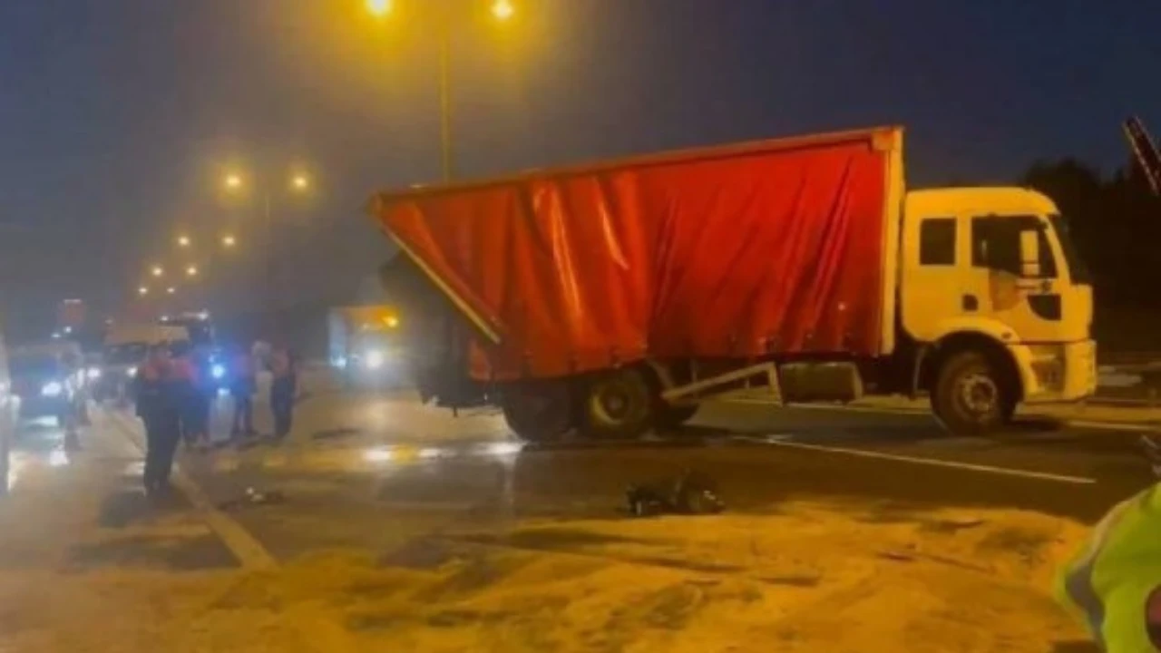 TEM'de Yürekleri Ağızlara Getiren Kaza! Yakıt Tankeri Kamyona Çarptı