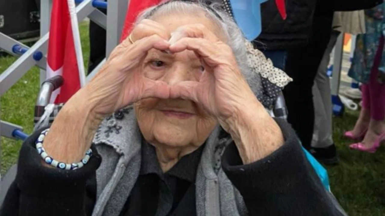 '98 Yaşındaki Anneannem Ankara Mitingine Gitmiş'