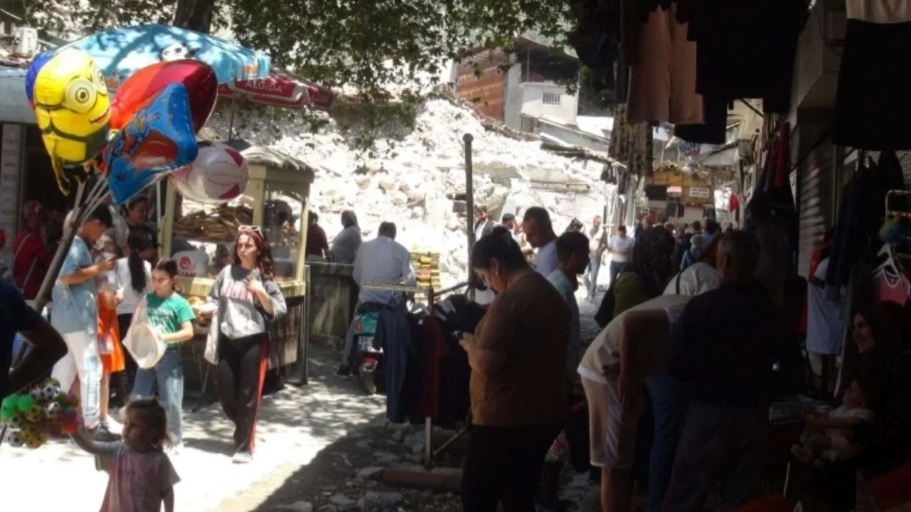Yıkıma Uğrayan Hatay'da Bir Yanda Enkaz, Diğer Yanda Bayram Alışverişi