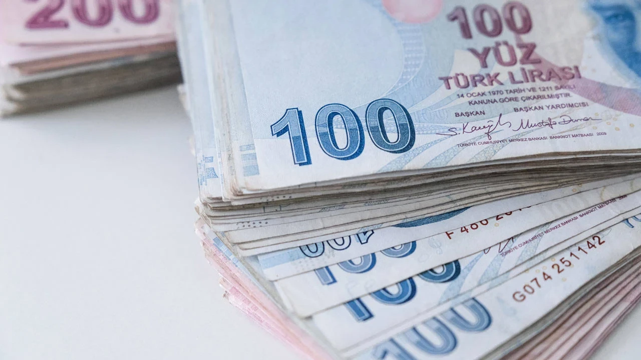 Asgari ücret zammı sonrası tepkiler: 2025 asgari ücret siyasi partiler tarafından yetersiz bulundu