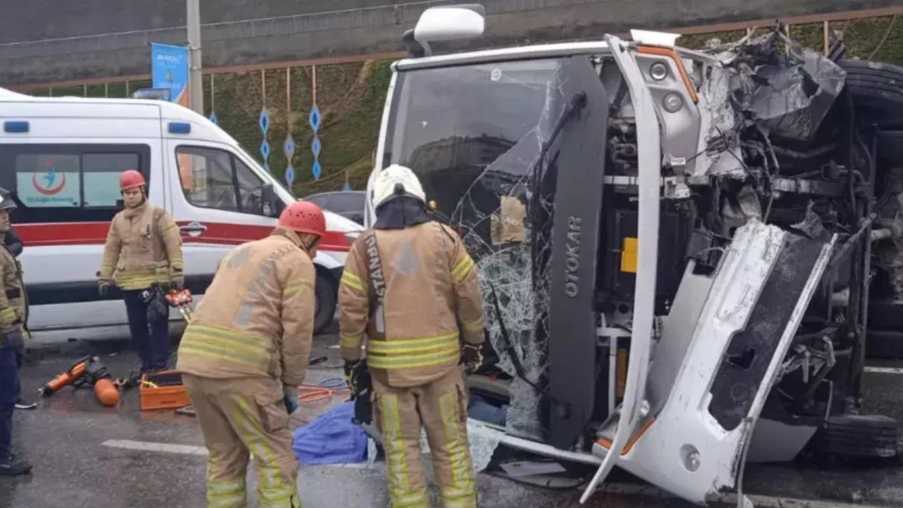 Maltepe D-100 Karayolu’nda Servis Minibüsü Devrildi! 1 Ölü, 4 Yaralı