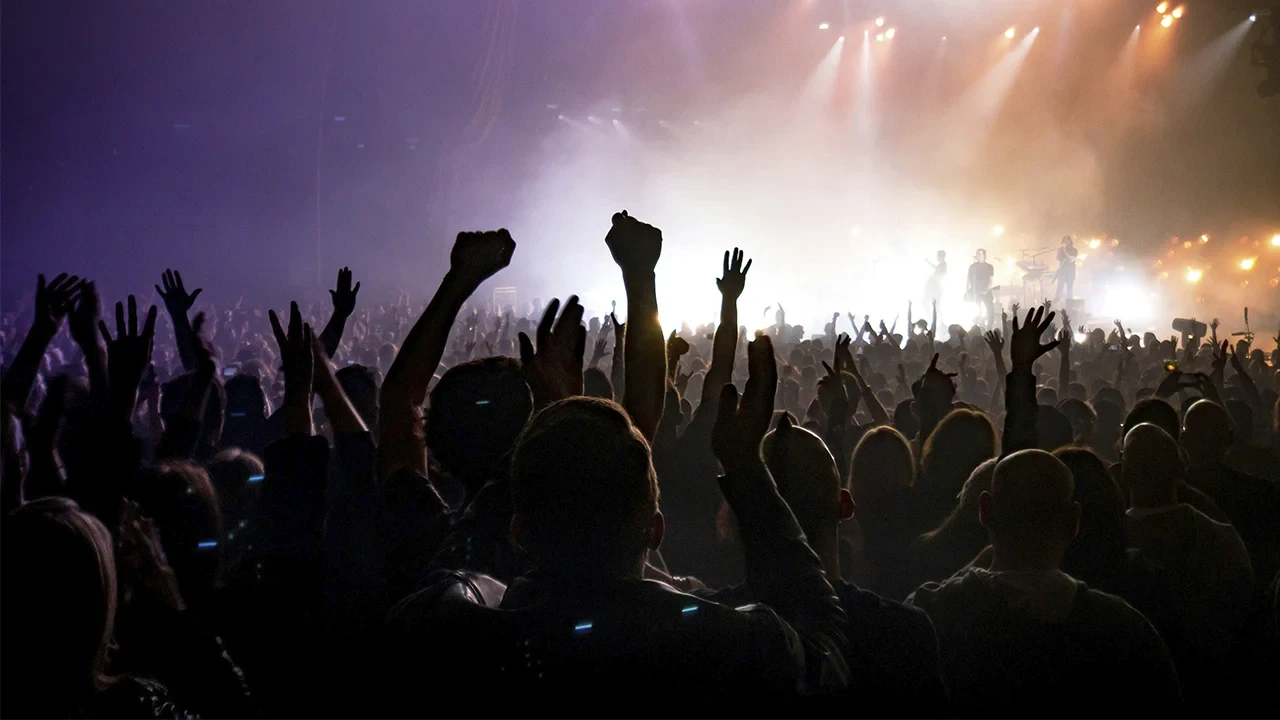 2025 Yılbaşı Gecesi Ünlülerin Sahne Ücretleri Dudak Uçuklattı! Milyonlar Havada Uçuşurken Hadise Zirvede Yer Alıyor