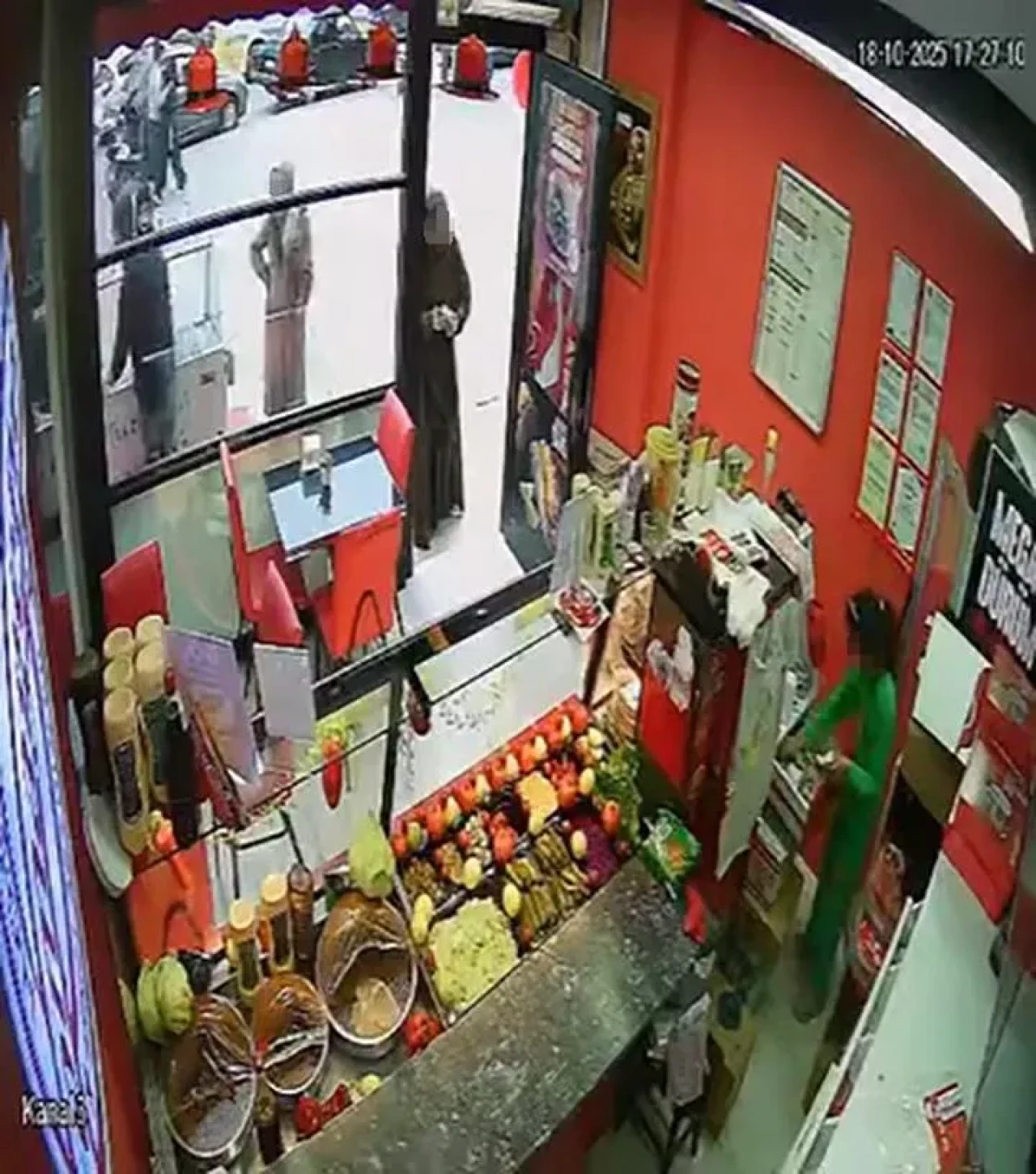 Bursa'nın İnegöl ilçesinde kadınlar çocuğa dükkandan 3 bin tl çaldırdı