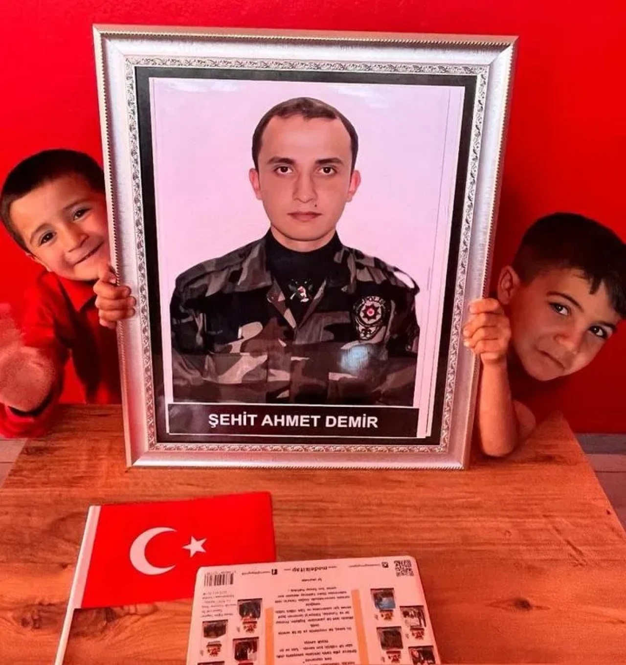 Kamışlı İlkokulu’nda şehitlerin fotoğrafları panoya asıldı