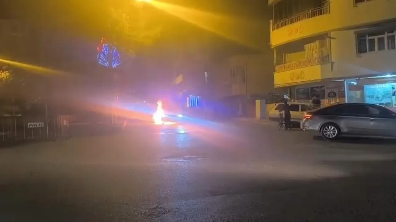 Siirt Kurtalan’da seyir halindeki otomobil alev aldı