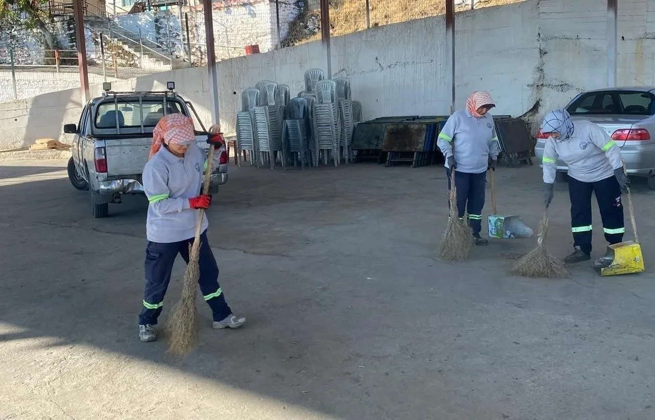Bozdoğan Belediyesi kadın personelleri sosyal tesislerde temizlik çalışması yaptı