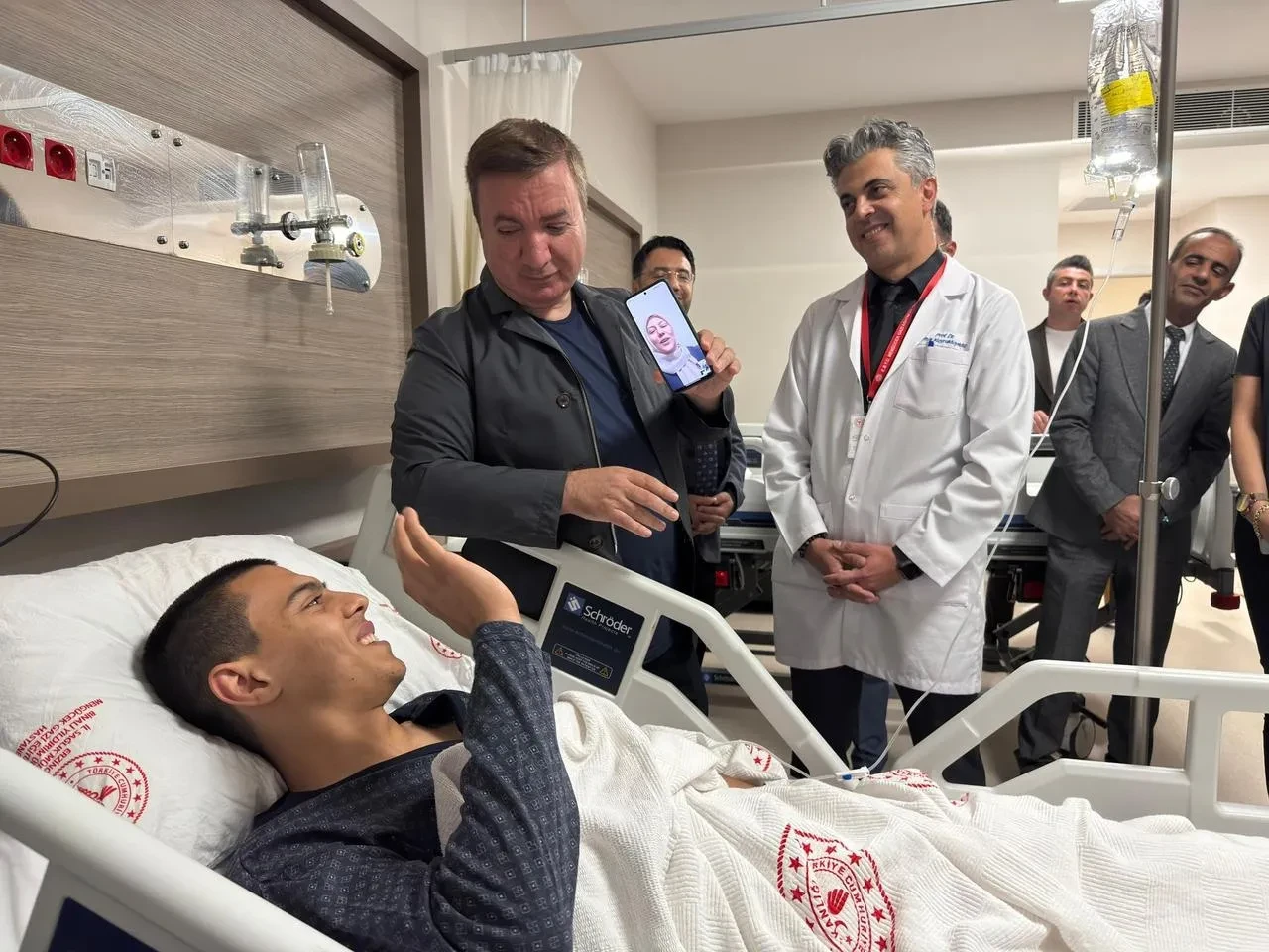 Erzincan Valisi Hamza Aydoğdu öğrenciyi hastanede yalnız bırakmadı