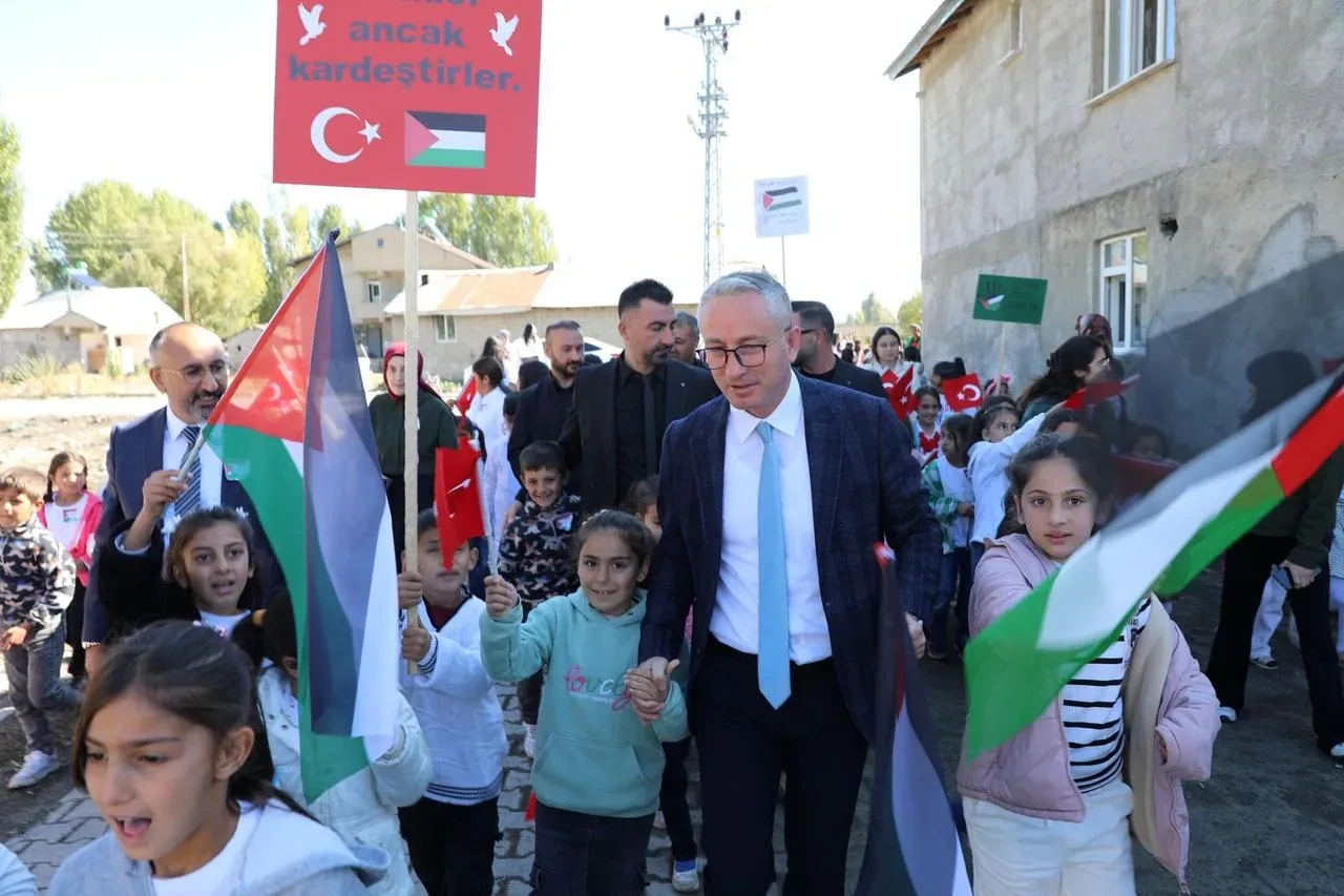 Ağrılı öğrenciler Gazze için hayır panayırı düzenledi