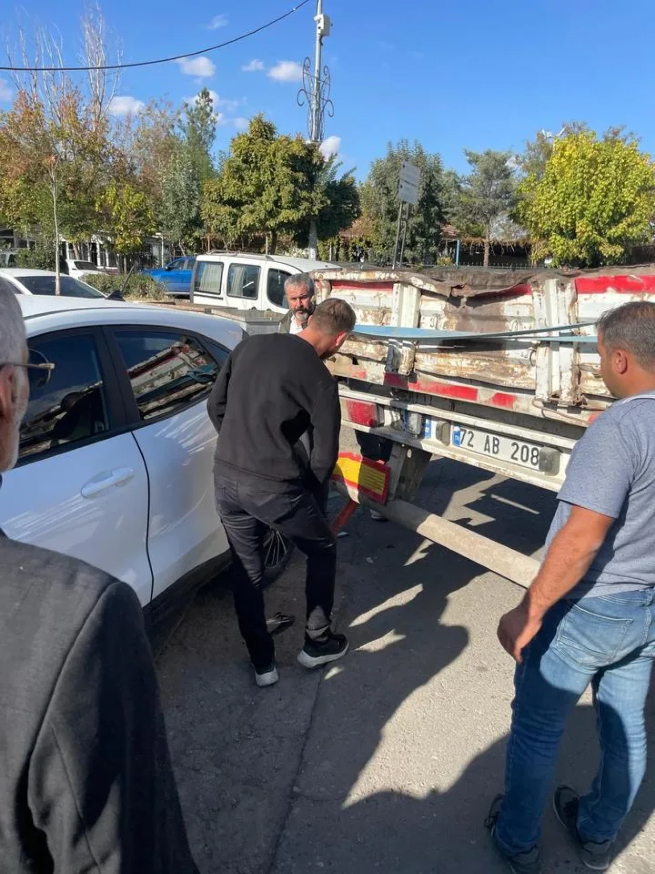 Siirt'te tır dorsesi park halindeki otomobile çarptı