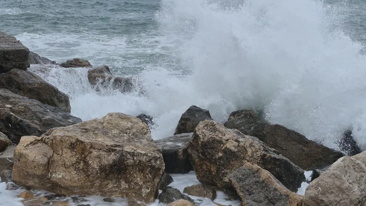 Bartın'ın Amasra ilçesinde meteorolojinin fırtına uyarısı sonrası dev dalgalar oluştu
