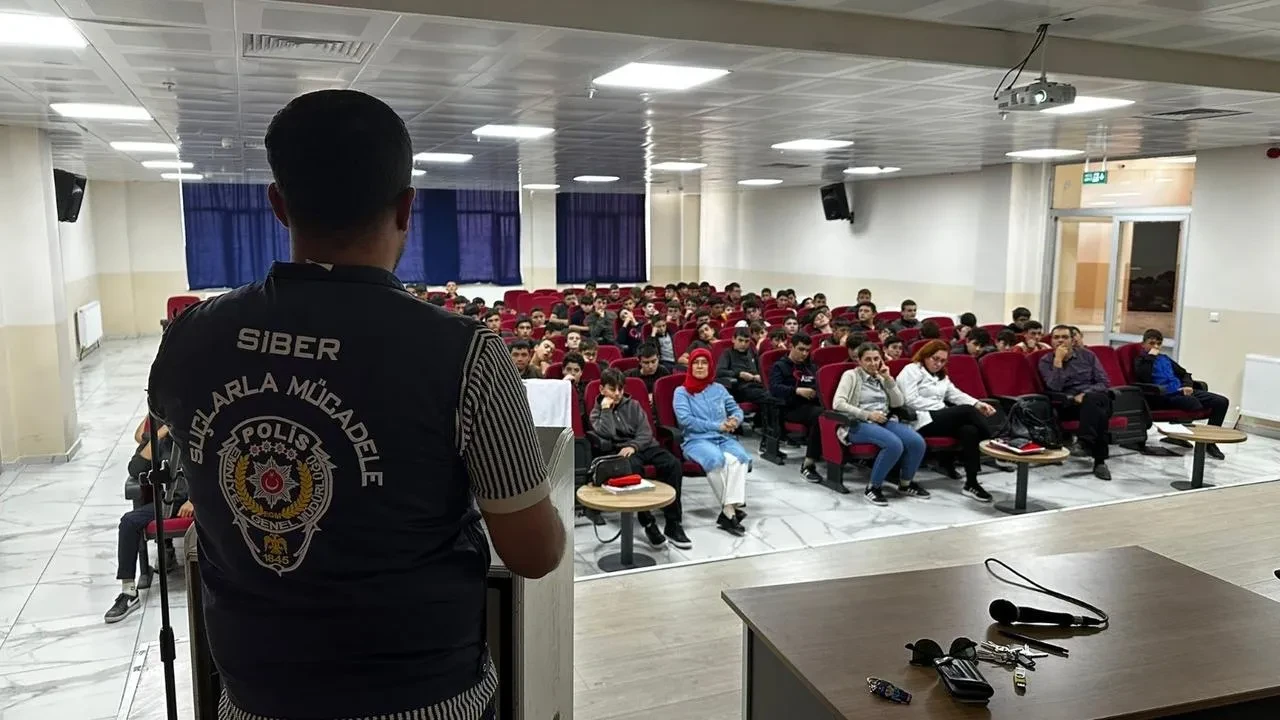 Afyonkarahisar’da SİBERAY ile 515 öğrenciye güvenli internet eğitimi verildi