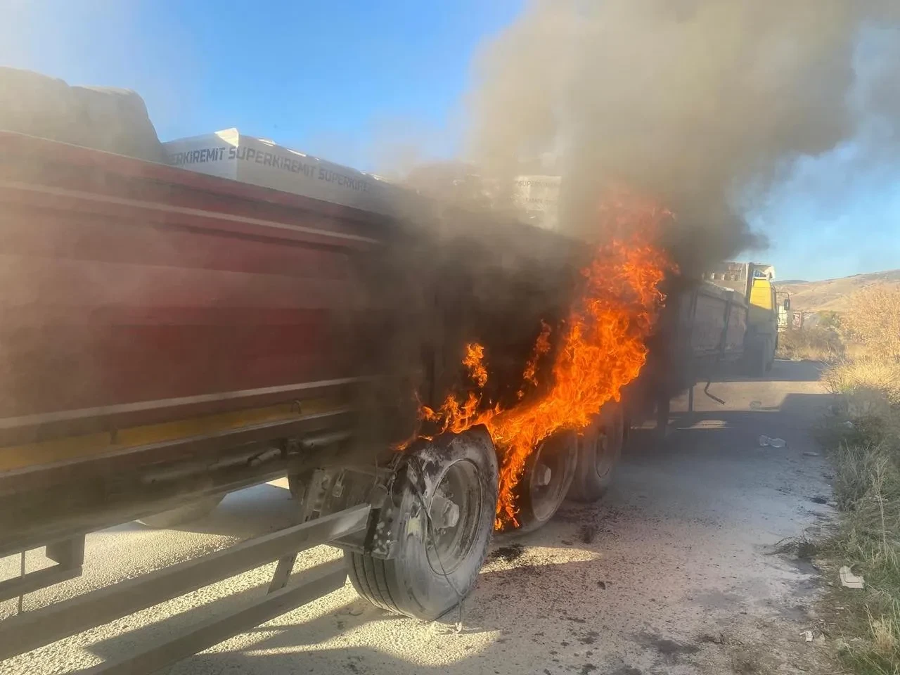 Afyonkarahisar'da tırın lastiklerinde çıkan yangın itfaiye müdahalesiyle söndürüldü