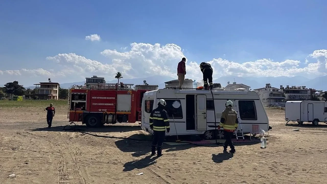 Hatay'da Arsuz’da park halindeki karavanda yangın çıktı