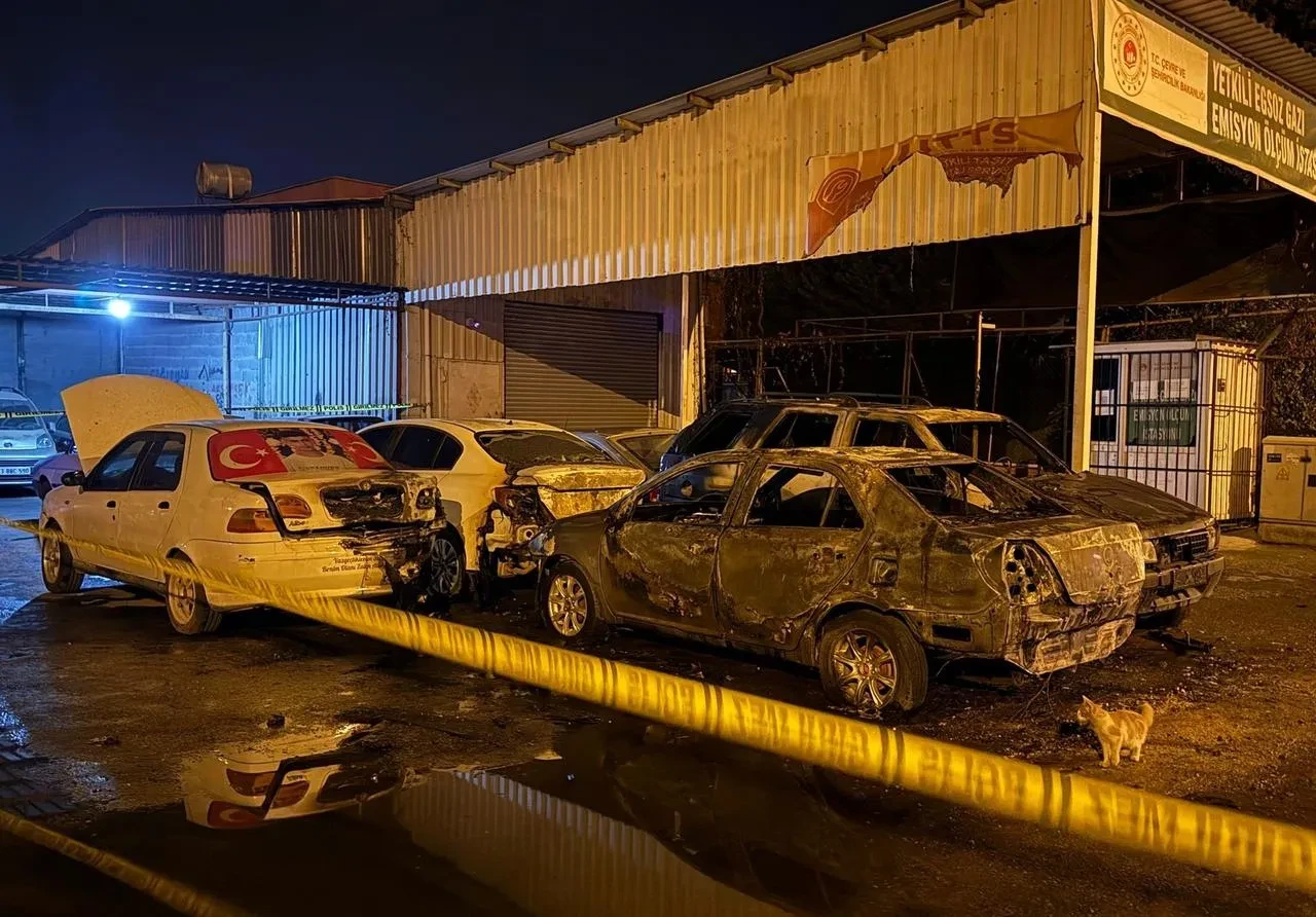 Mersin'in Tarsus ilçesinde 5 araç kundaklandı polis şüpheliyi arıyor