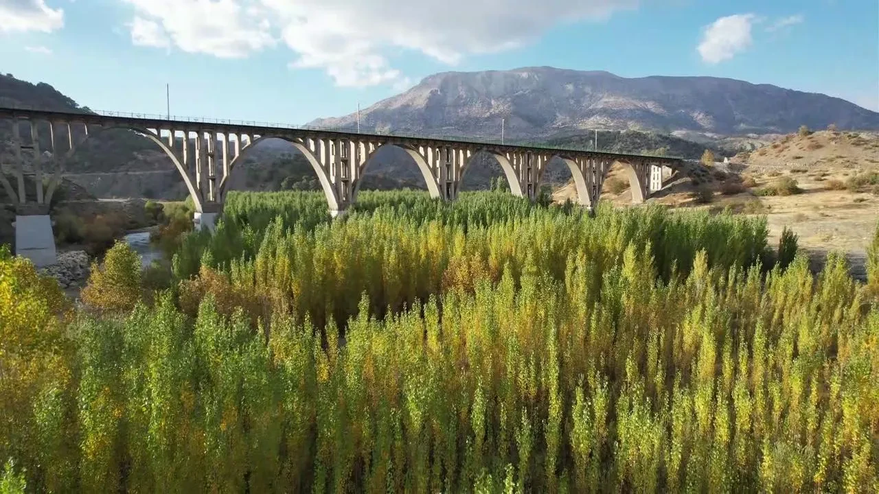 Adıyaman'ın Alman Köprüsü sonbahar renkleriyle büyüleyici bir manzara sunuyor.