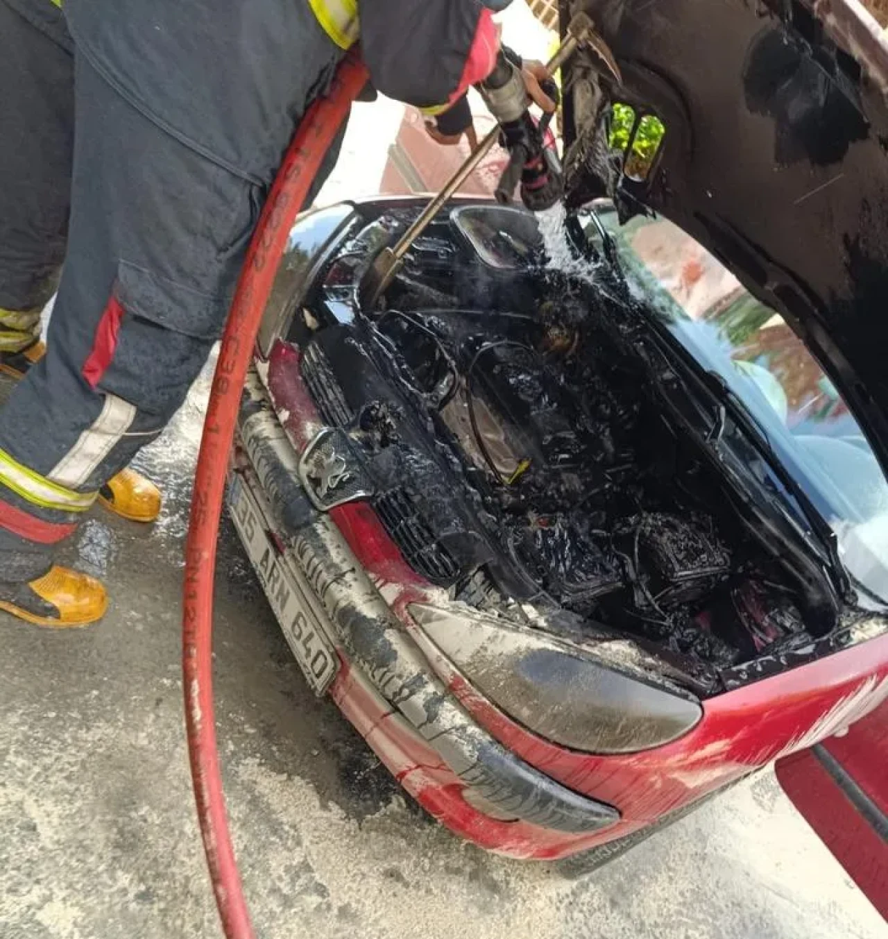 Aydın'da otomobilin motorunda çıkan yangın itfaiye tarafından söndürüldü