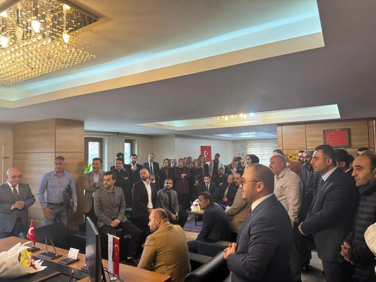 Bitlis İl Sağlık Müdürü Gökhan Güzeltaş'a sağlık çalışanlarından coşkulu uğurlama