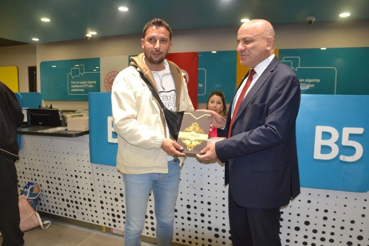 Balıkesir'de PTT'nin 185. yıl kutlamalarında ehliyet yenileyen İbrahim Kandemir'e ödül
