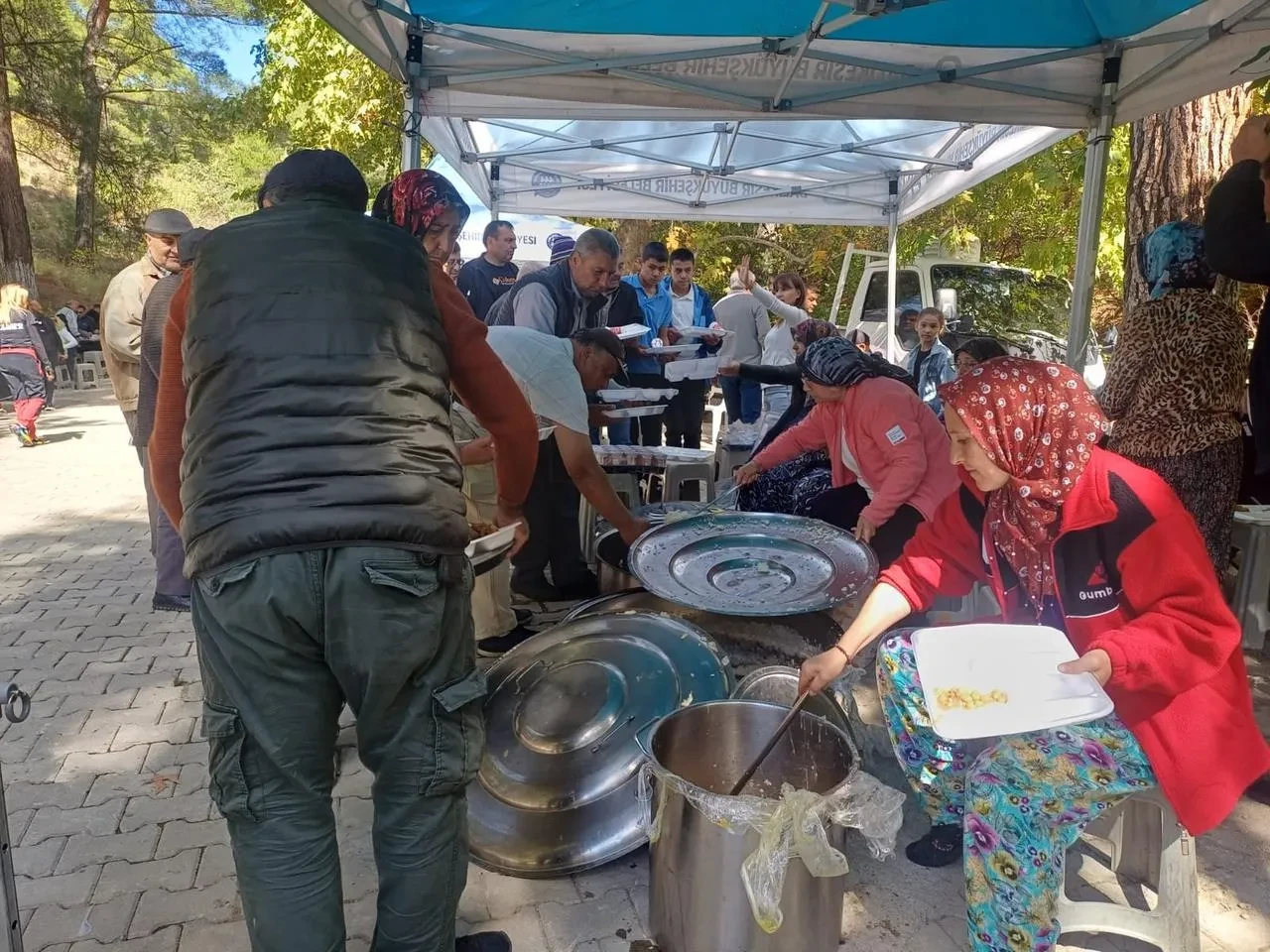 Edremit'in Dereli Mahallesi'nde geleneksel köy hayrı etkinliği düzenlendi