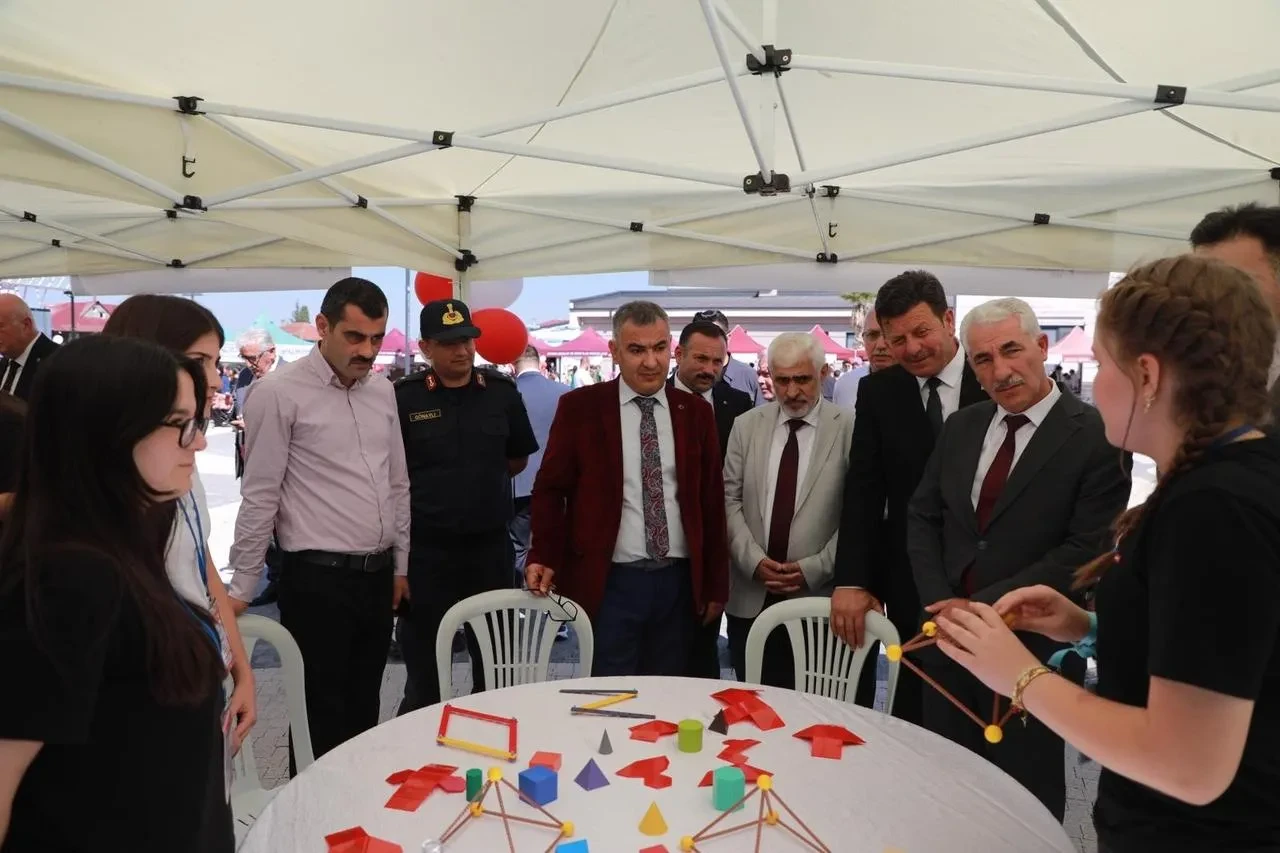 Akyazı Bilim Şenliği TÜBİTAK ile Binlerce Öğrenciyi Buluşturdu