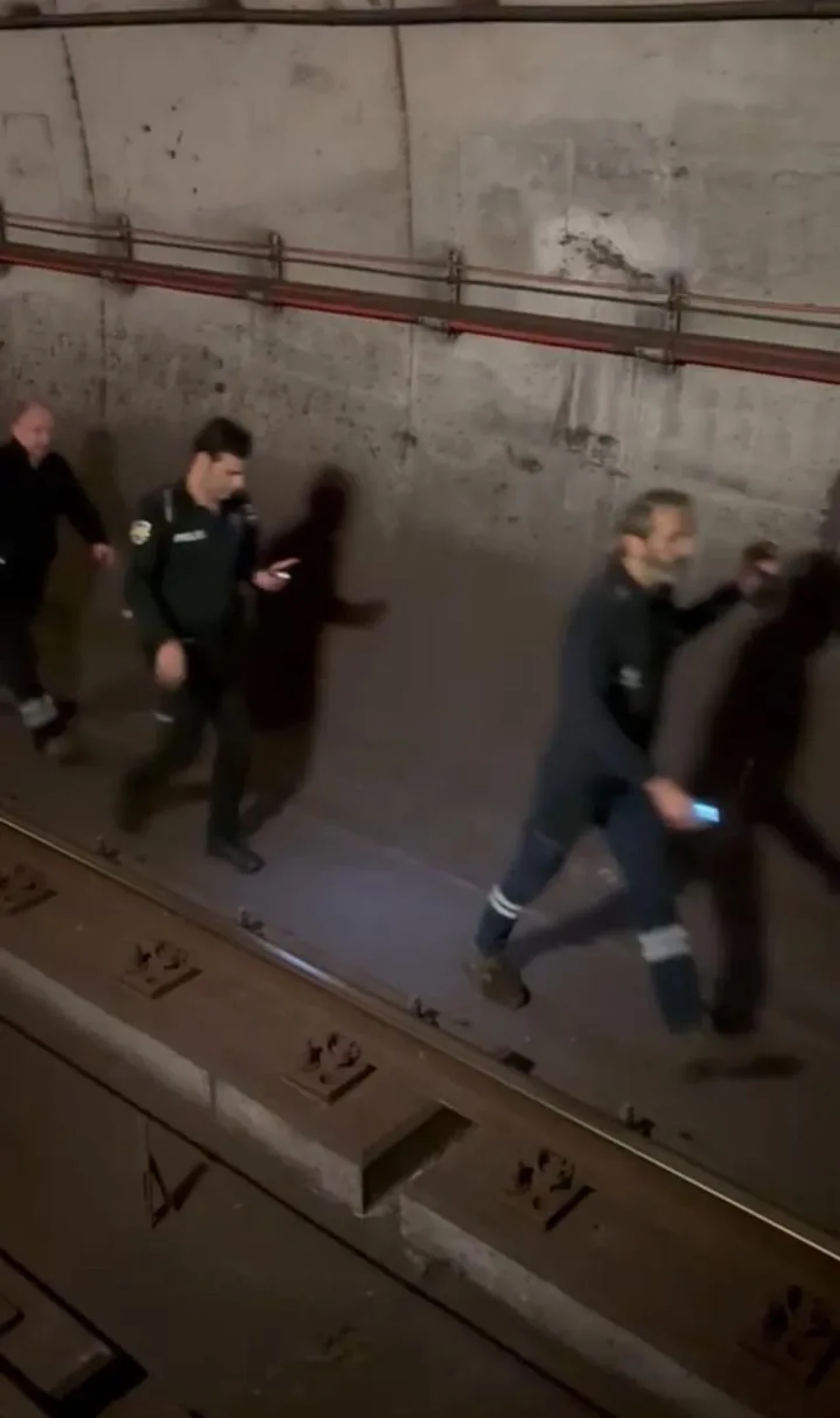 Kadıköy metrosunda intihar girişimi sonrası yolcular raylarda yürüdü