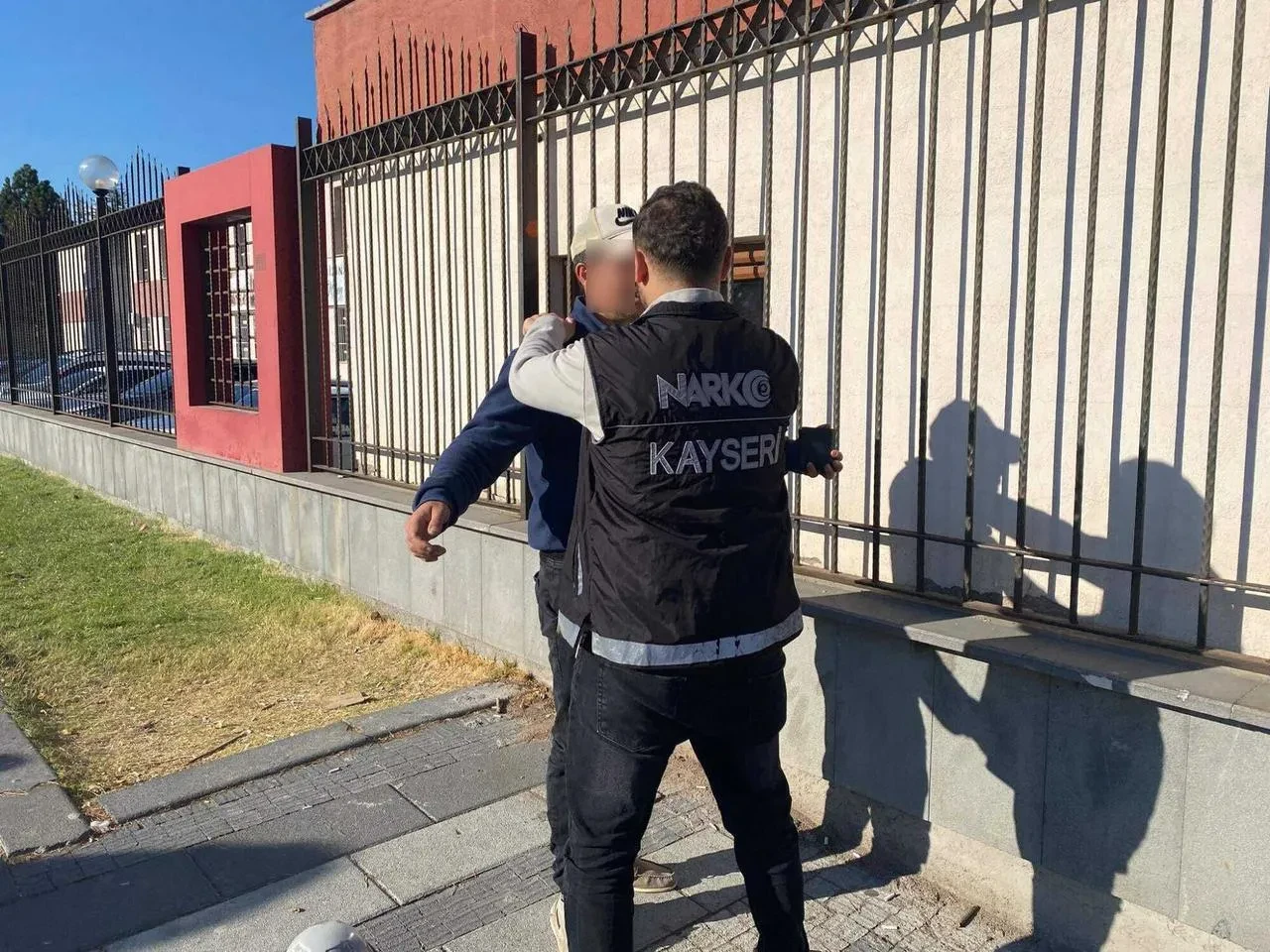 Kayseri’de polis narko-okul uygulamasıyla 17 şahıs sorguladı