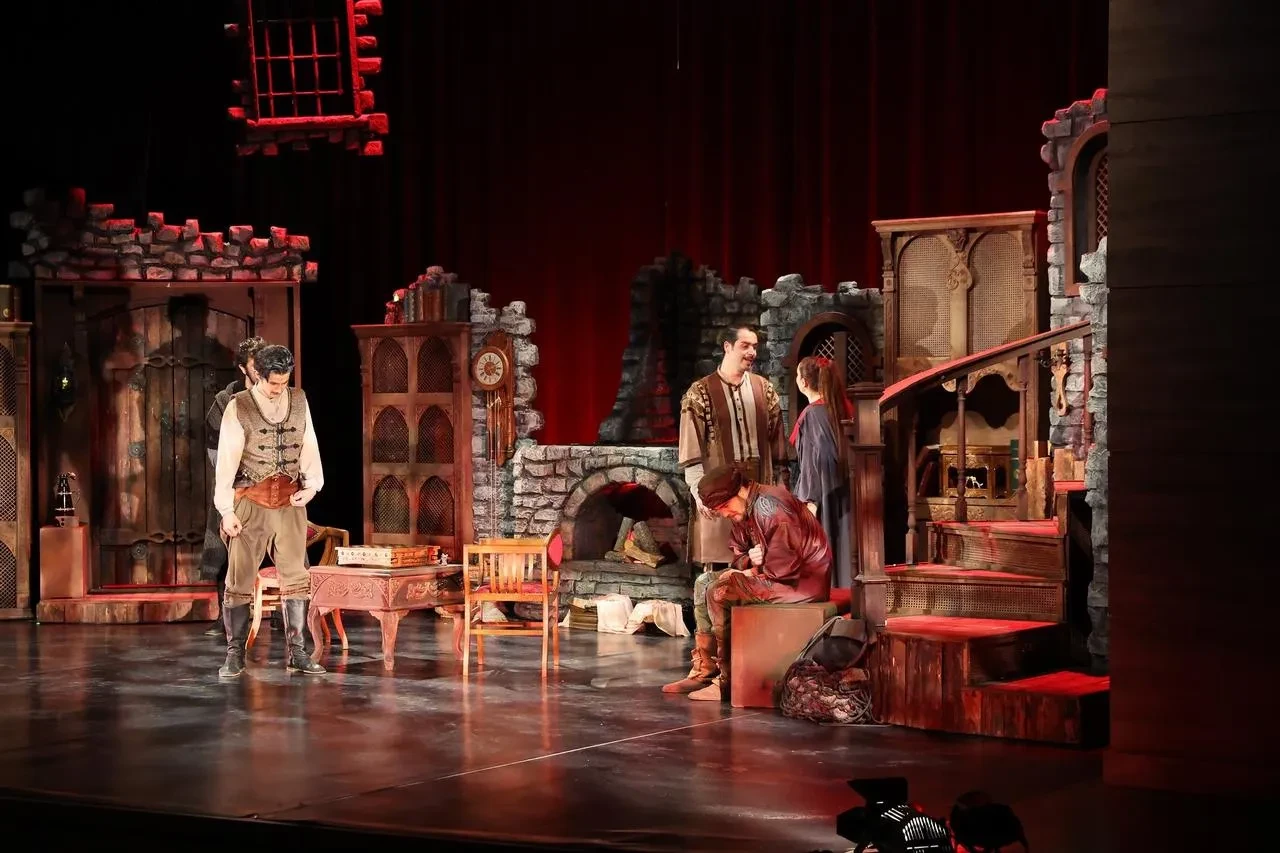 Gaziantep Şehir Tiyatrosu Gazale Uzun Gece ile izleyicileri büyüledi