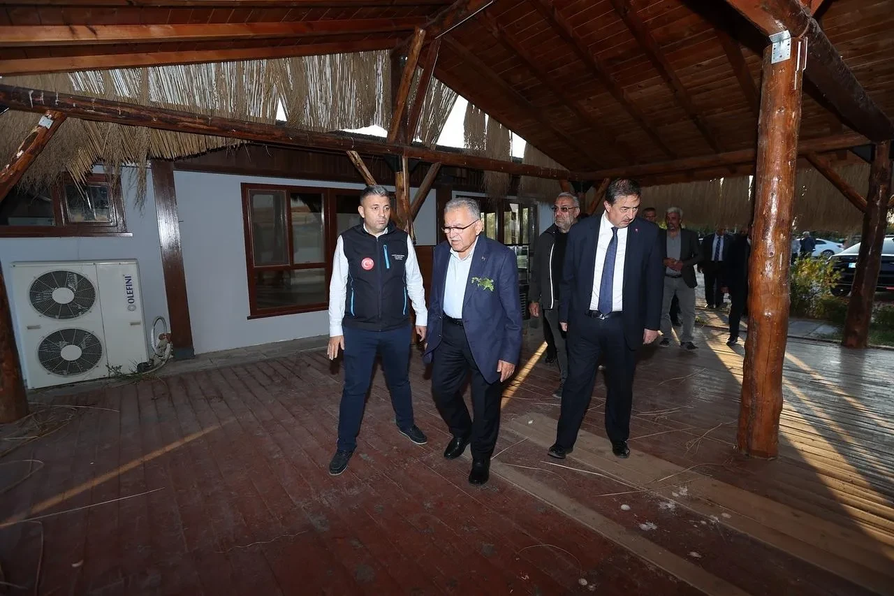 Kayseri Büyükşehir Belediye Başkanı Dr. Memduh Büyükkılıç Sultan Sazlığı’ndaki yatırımları inceledi