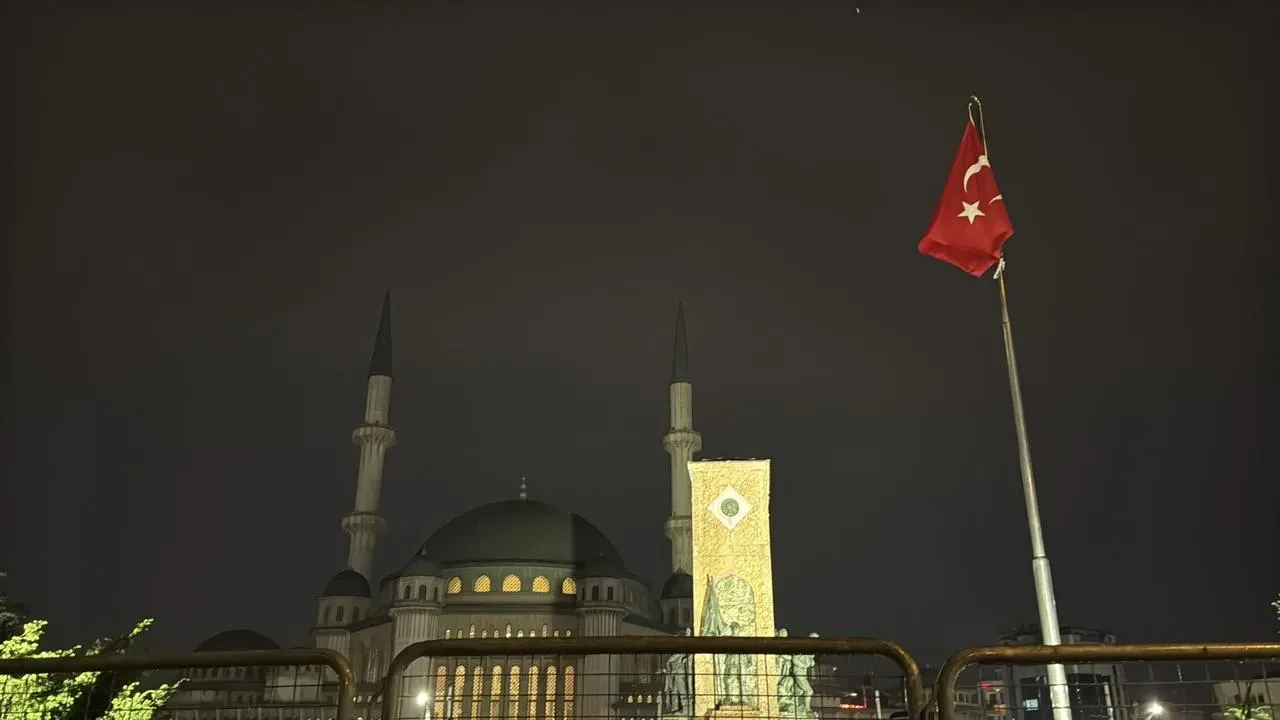 İstanbul'da sağanak yağış gece boyunca etkili oldu ve gün boyu sürecek