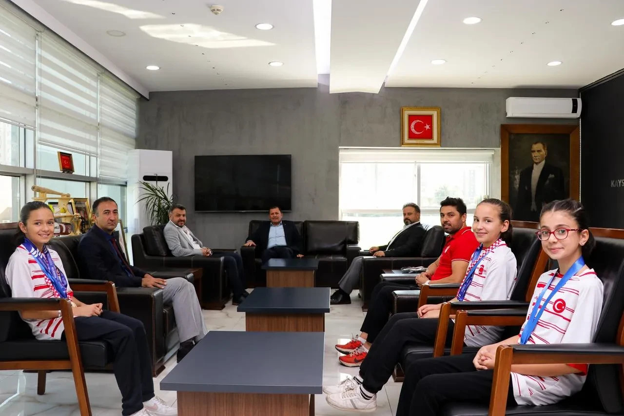 Badminton şampiyonları Ali İhsan Kabakcı'yı Kayseri'de ziyaret etti