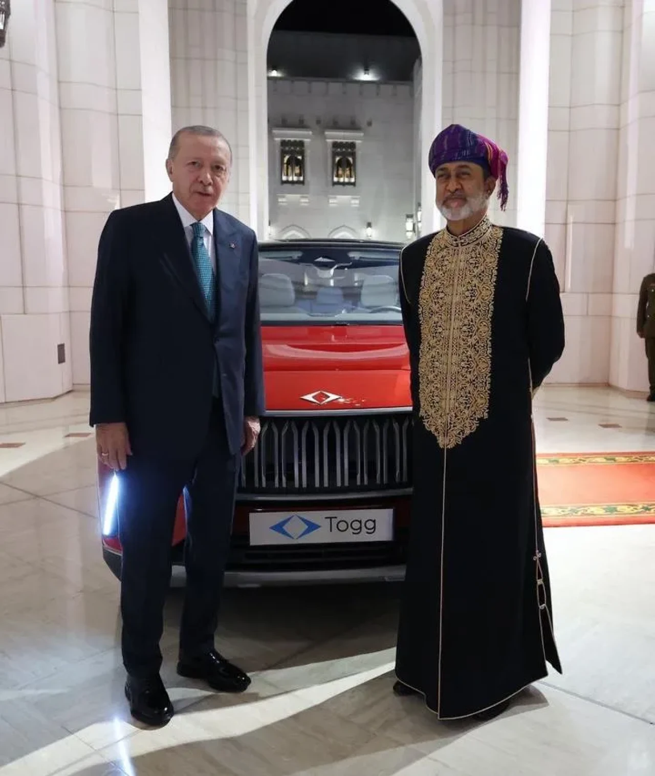 Cumhurbaşkanı Erdoğan Umman Sultanı'na Togg hediye etti