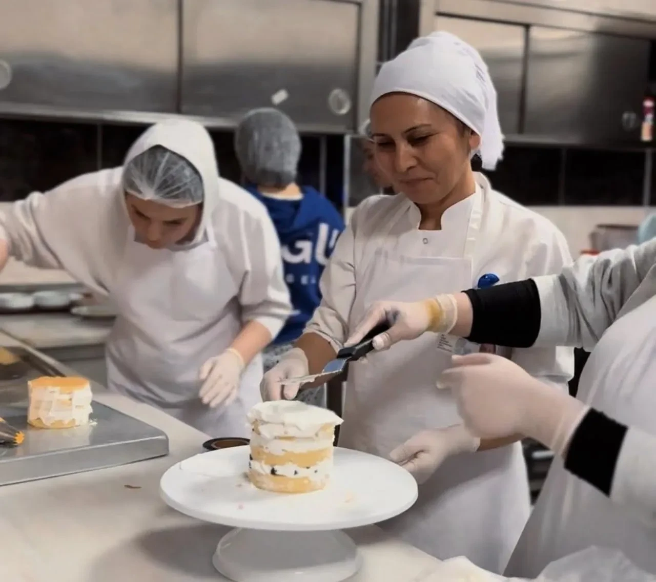 Düzce’de öğrenciler Raziye Begüm Sultan Yurdu’nda tatlılar yaptı