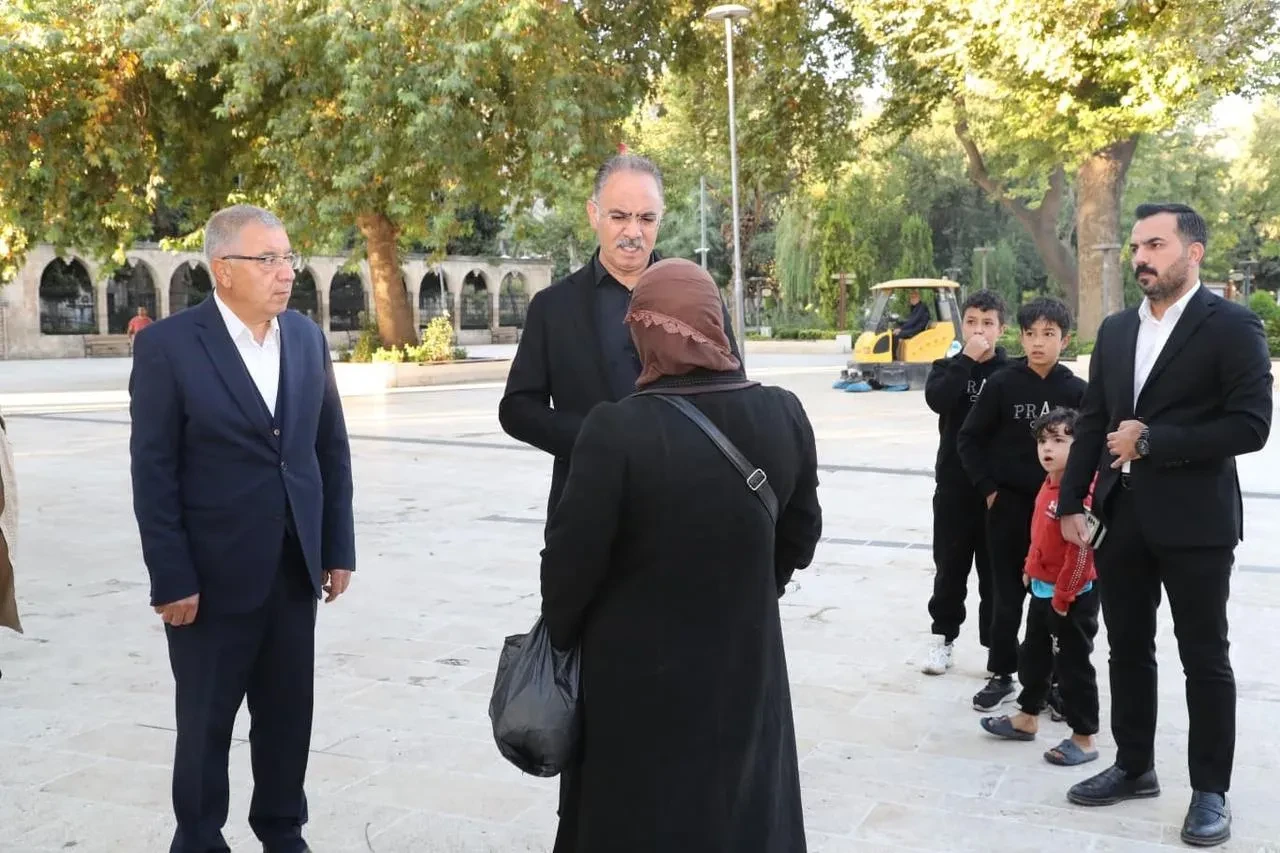 Eyyübiye Belediye Başkanı Mehmet Kuş Balıklıgöl çevresinde esnafla buluştu