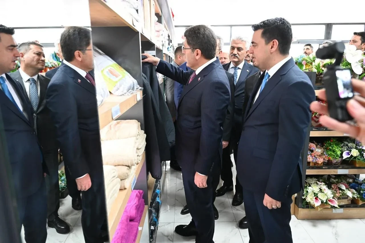 Adalet Bakanı Yılmaz Tunç Kırıkkale'de tutukluların ürettiği ürünleri inceledi