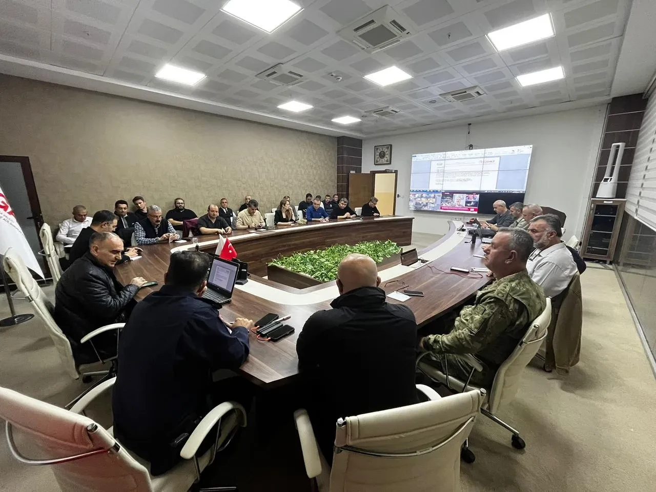 Vali Özkan Balıkesir depremi sonrası Manisa’da kriz yönetimini koordine etti